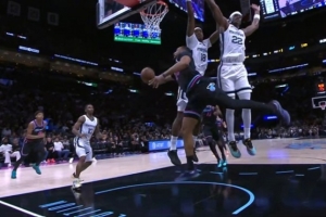 这球帅炸了啊！鲍威尔面对两人防守超级大拉杆上篮