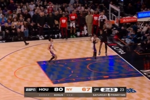 这不欺负人嘛！阿门抢断布伦森直接暴扣打停尼克斯 布伦森被防麻