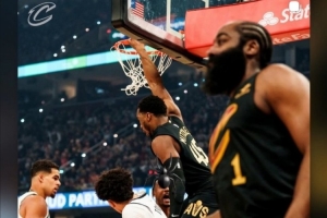 世界名画！哈登助飞米切尔空接 赛后两人转发定格的瞬间