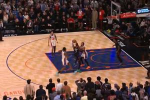 杜兰特快攻欧洲步被布伦森造进攻犯规 最后关键时刻连续失误