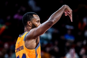 队记：上海队国内球员今天开工 洛夫顿白边弗格预计初十左右归队