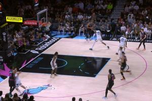 加德纳小皮蓬你推我我干你 抱在地上打架 两人直接被驱逐！