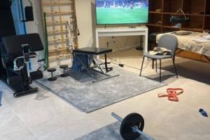 因伤缺战的赫伊森更新社媒，在健身房观看皇马比赛