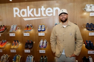 库里出席赞助商乐天的活动！在与UA分道扬镳后 罕见与UA球鞋同框