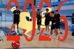 归队开练！翟晓川晒北京男篮合照：开工大吉