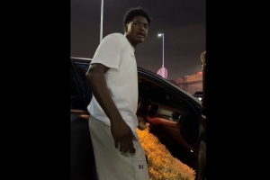 没有一个新秀能躲过去！鹈鹕队友们整蛊菜鸟 几辆车都塞满爆米花