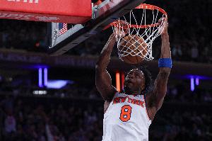 追着打！阿努诺比抢断反击 篮下顶开申京暴起双手扣篮