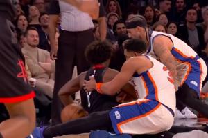 唐斯凶狠扑球 一屁股坐到泰特右膝致后者受伤 被队友搀扶离场