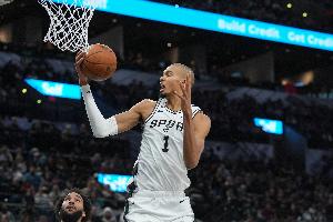 统治攻防！文班亚马第四节单节砍下11分6篮板3助攻4盖帽