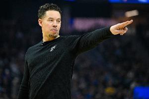 解说：马刺本赛季的成长太迅速了 主帅今天的赛前策略做得很好