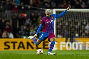 世体：阿劳霍放假期间仍主动加练，争取重返巴萨首发阵容