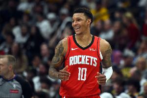 记者：我认为小贾巴里会最终成长为阿龙·戈登那种类型的四号位