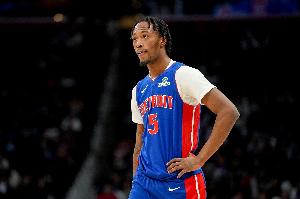 难救主！霍兰13中5拿到15分11板 篮板创生涯新高