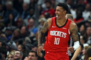 全场多少分？小史密斯首节6中5&4记三分砍下14分3篮板