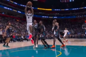 这速度这节奏这爆发力！卡斯尔迅捷突破暴扣后又假传真突上空篮