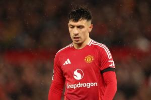 记者：曼联后卫利桑德罗小腿肌肉不适，将缺席今日对埃弗顿的比赛