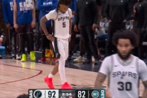 看着都疼！卡斯尔顶开坎宁安反篮不中 重摔在地