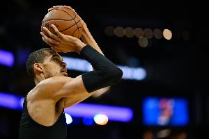 辕门射戟！文班亚马追身三分一箭穿心 帮助马刺扩大领先