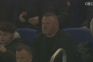 双料名宿！鲁尼现身看台，现场观战埃弗顿vs曼联