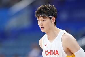 媒体人：余嘉豪现在万里驰援中国男篮 当年的王哲林也是挺身而出