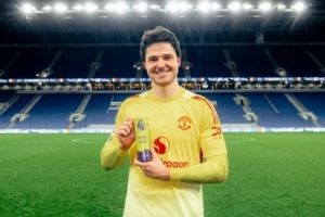 4次扑救完成零封，曼联晒拉门斯与英超官方全场最佳奖杯合照