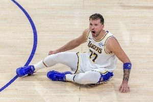 抱怨裁判成瘾？东契奇情绪失控连累球队 美媒怒批其正在伤害湖人