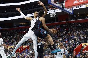 解说：马刺并不害怕对手上身体 活塞缺投手&够级别的第二持球人