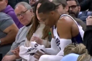 有点危险的！威少冲出界外 踩爆了场边的啤酒瓶&酒花飞溅