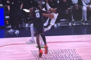 给足对抗了！活塞对文班各种上手推搡 文班数次摔倒不抱怨继续打