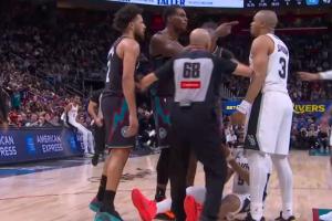 火药味渐浓~CC推倒卡斯尔进攻犯规 凯尔登上前出头&杜伦指人均吃T