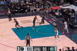 太猛啦！保罗·里德绕前抢断文班直接反击挂筐飞扣得分