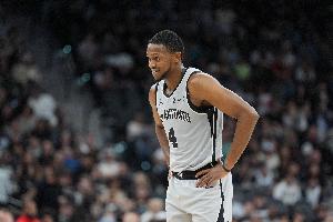 手也凉！福克斯半场8中2拿到4分4板5助 三分3中0