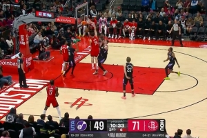 回头望月！申京接球顺下 欧洲步晃飞防守反身背扣