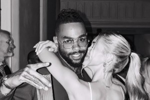 享受生活！拉塞尔未婚妻晒照祝拉塞尔30岁生日快乐！