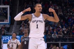 都没看清球就飞了！坎宁安自信上篮 文班光速弹射直接抡臂扇飞