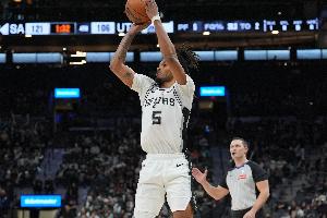 稳定控场！卡斯尔16中7拿下16分4板11助1断1帽 锁防坎宁安