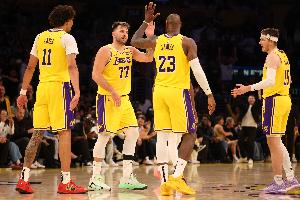 斯科特：湖人今年无法夺冠 只有3个出色球员不够 你得需要10个人