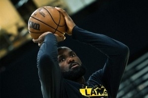 东詹里出镜！湖人官推晒球队训练照：受过程所驱使