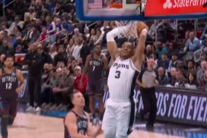 一马当先！凯尔登反击接球 面对空篮起飞滑翔双手暴力灌筐