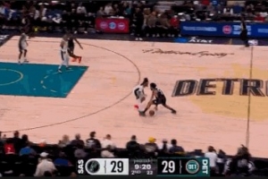 你得站出来！坎宁安突破拉杆上篮+抢断单臂战斧 连取4分打停马刺