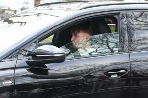 年满18周岁+拿到驾照！小将卡尔首次独自开车到拜仁训练基地