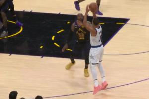 贝恩45°顶着詹姆斯干拔三分命中 回头对着后者怒吼！魔术反超！