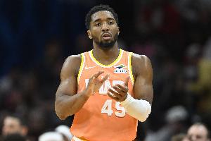 都哥们！米切尔赛后与尼克斯众将拥抱致意 和大桥&哈特热聊