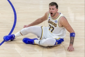 键盘侠|卢卡24投8中致敬科比？但科比被三人包夹也会强投绝杀球啊