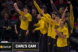 潇洒！詹姆斯空位三分一箭穿心 替补席集体起立欢庆