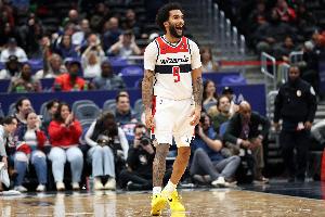 射手基因！尚帕尼底角接球稳稳命中首节压哨三分球