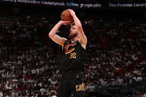 高炮台！迪恩·韦德外线开火 再中三分帮助骑士扩大领先