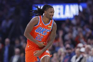 展示能力！卡森上场10助攻创生涯新高 今天27分平生涯纪录