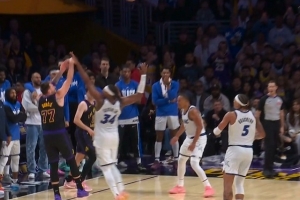 关键判罚！东契奇单打造成小卡特三分犯规 魔术挑战成功改跳球