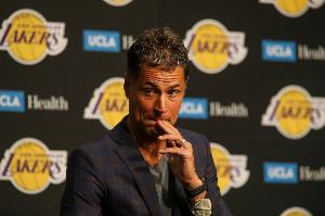 湖记：佩林卡将继续负责球队运营 今夏将扩大管理层规模